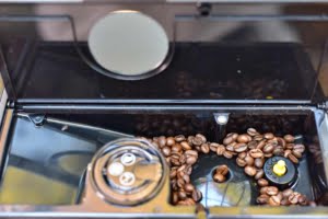 Das Mahlwerk (hier Kegelmahlwerk) eines Kaffeevollautomaten