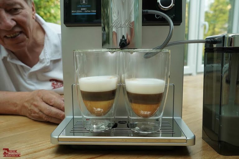 Zwei Latte-Macchiato-Gläser unter dem Auslauf der Melitta CI Touch