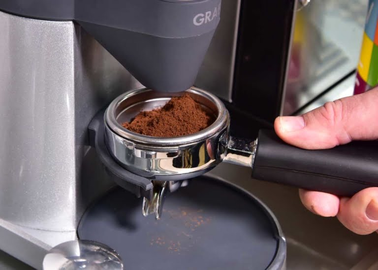 Siebträger der Rancilio Silvia mit frisch gemahlenem Kaffeepulver