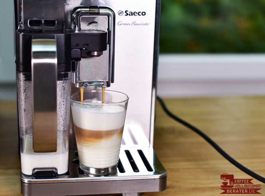 Saeco-GranBaristo Kaffeevollautomat mit Milchschaum im Glas