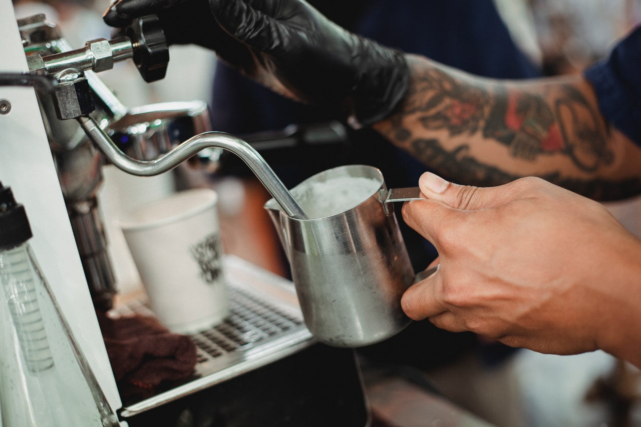 Die La Pavoni Domus Bar DMB verfügt über einen integrierten Milchaufschäumer.
