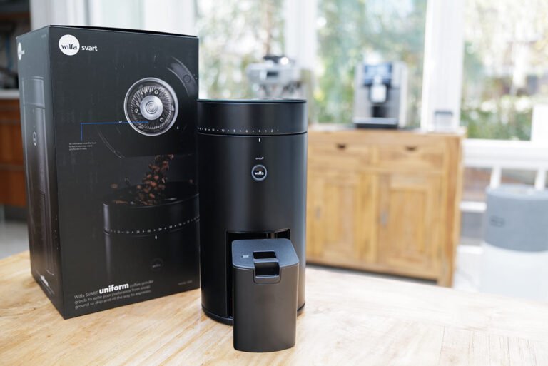 Kaffeemühle Wilfa Svart Uniform neben ihrem Karton im Praxistest