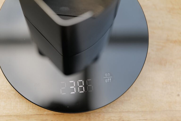 Display der integrierten Waage an der Kaffeemühle Wilfa Svart Uniform