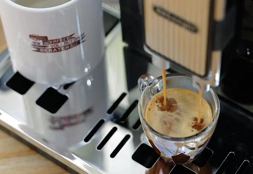 Espresso mit Crema aus einem Kaffeevollautomaten im Praxistest