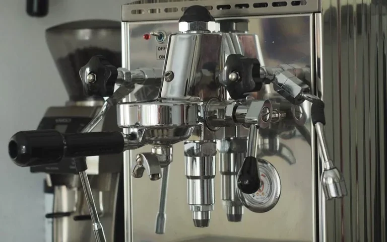 Klassische Siebträgermaschine mit Brühgruppe und Dampflanze