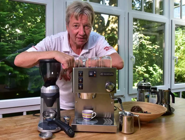 Norbert K. Loose mit Rancilio Silvia und Graef-Espressomühle im Praxistest