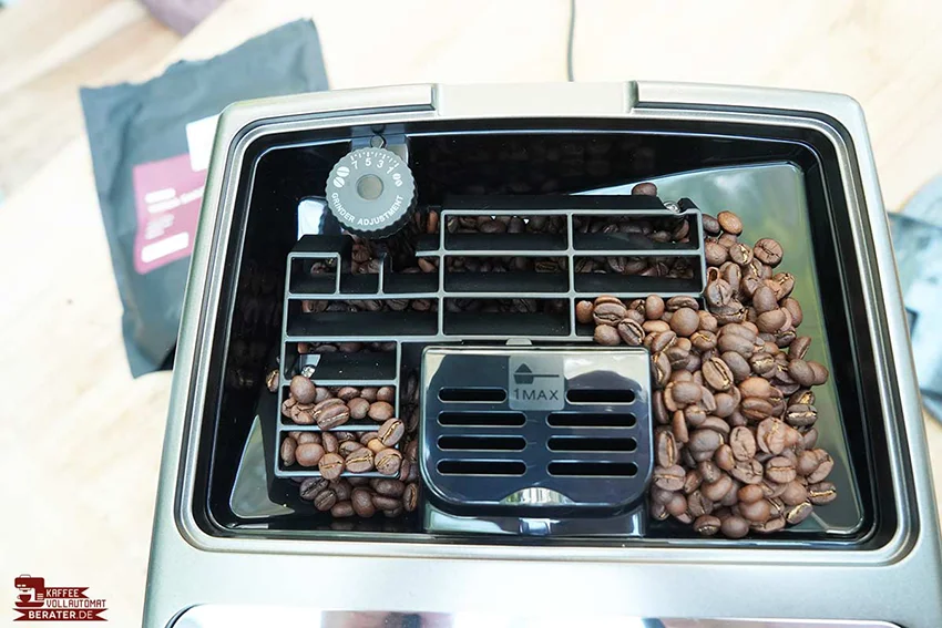 Kaffeemaschine mit Mahlwerk und gefülltem Bohnenbehälter