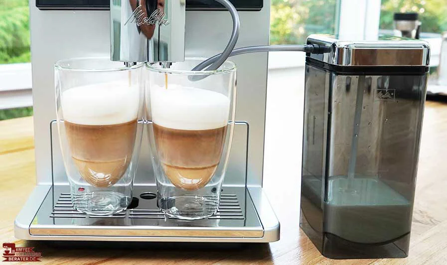 Milchschaum aus einem Melitta Kaffeevollautomaten im Praxistest