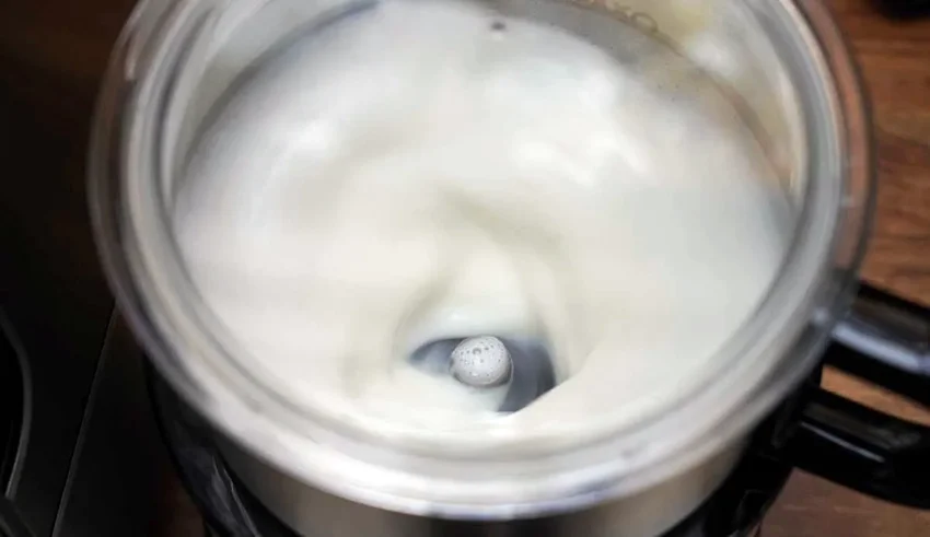 Feinporiger Milchschaum aus einem elektrischen Milchaufschäumer