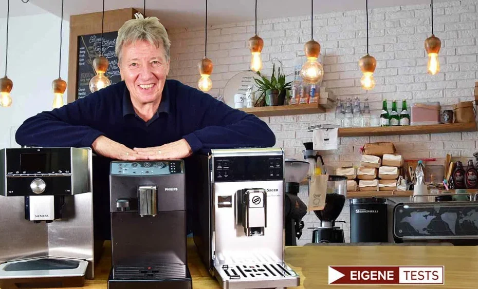 Norbert Loose mit verschiedenen Kaffeevollautomaten aus seinen Tests