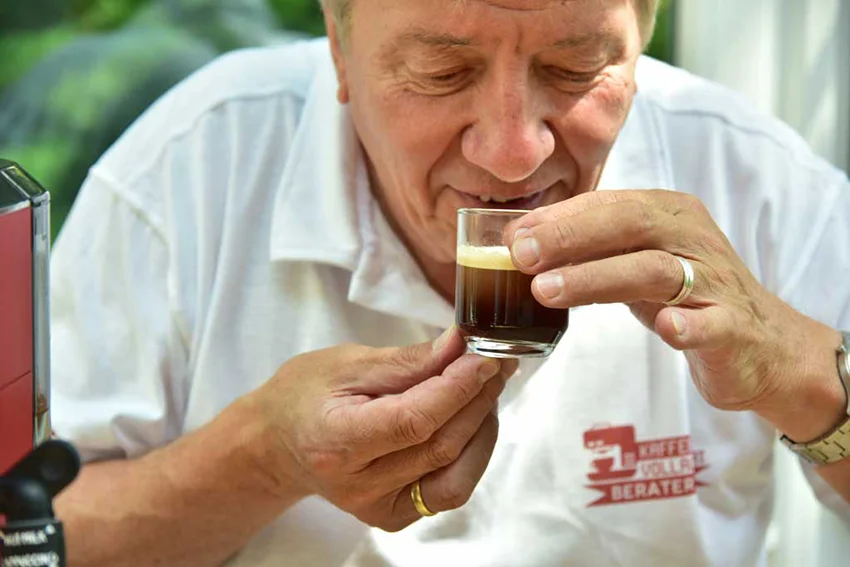 Norbert Loose testet Espresso bei Espressomaschinen Test