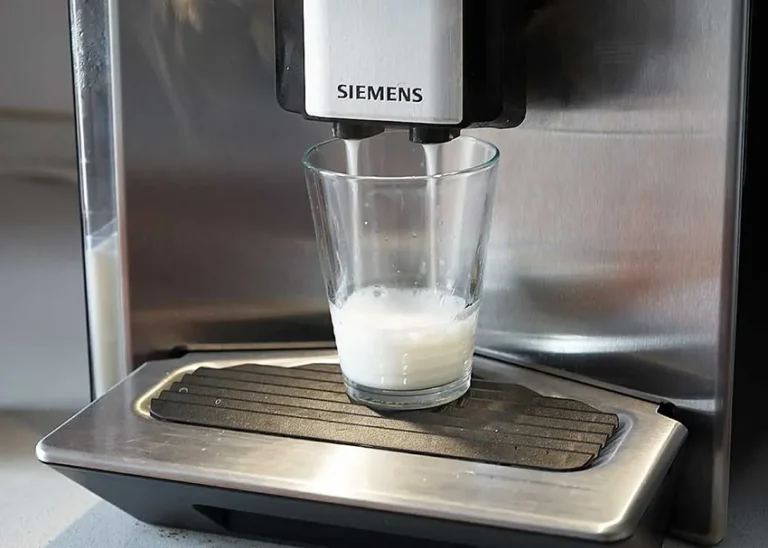 Milchschaum aus dem Siemens EQ.9 Kaffeevollautomaten