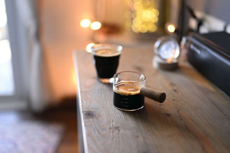 Zwei kleine Gläser mit dunklem Espresso